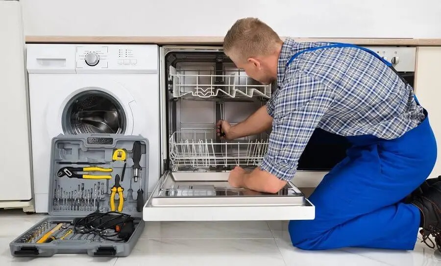Bayındır Panasonic servisi teknisyen ekibi beyaz eşya tamiri yaparken